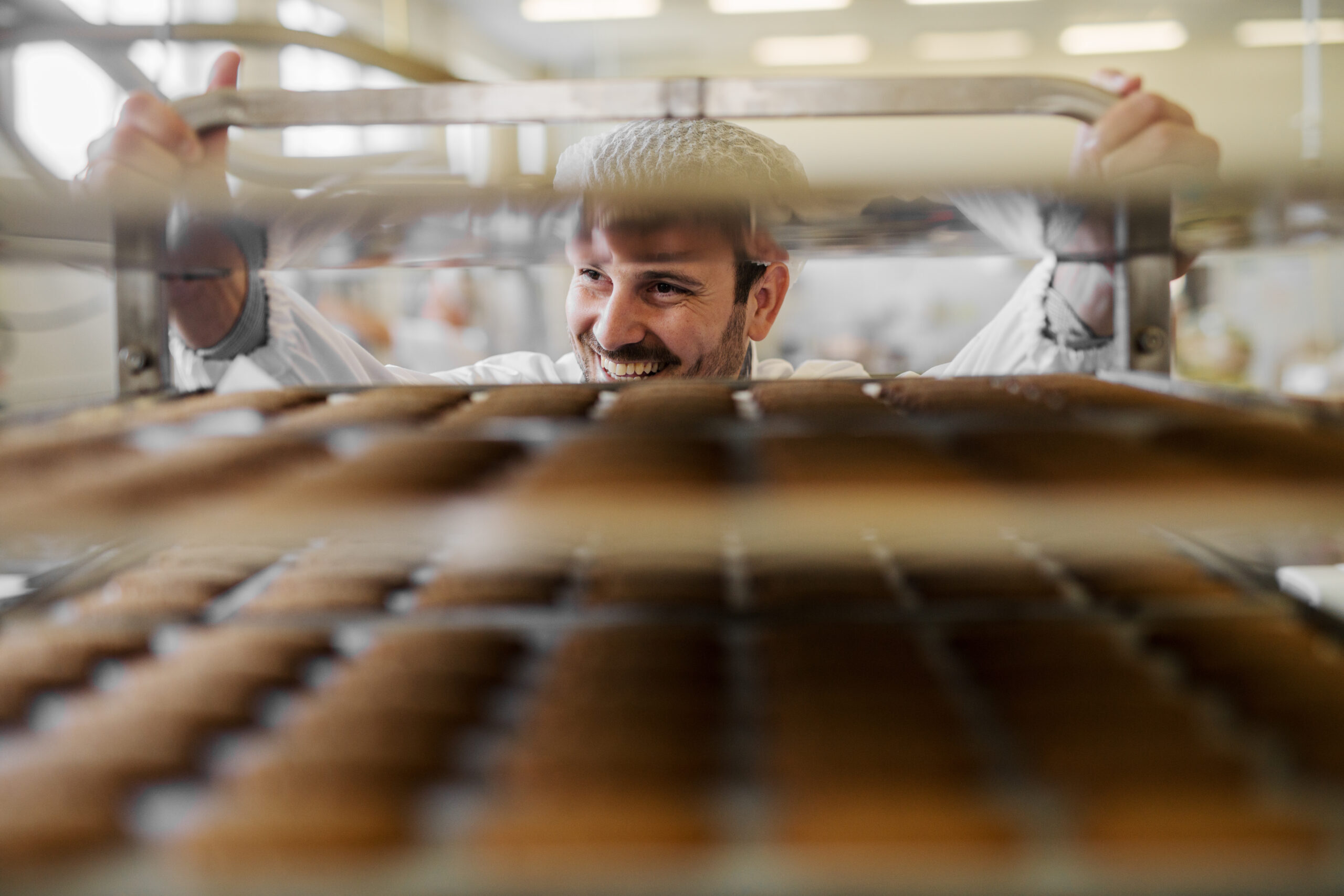 Jeder kennt sie: Momente im Berufsleben, in denen nicht alles nach Plan läuft. Eine verpasste Beförderung, ein kritisches Feedback oder ein unerwarteter Jobverlust – Rückschläge gehören zum Arbeitsalltag dazu. Doch wie gelingt es, trotz solcher Herausforderungen motiviert zu bleiben? Die Antwort liegt in der Resilienz, also der inneren Widerstandskraft. In diesem Beitrag erfährst du, wie du deine Resilienz stärkst und mit Rückschlägen konstruktiv umgehst.