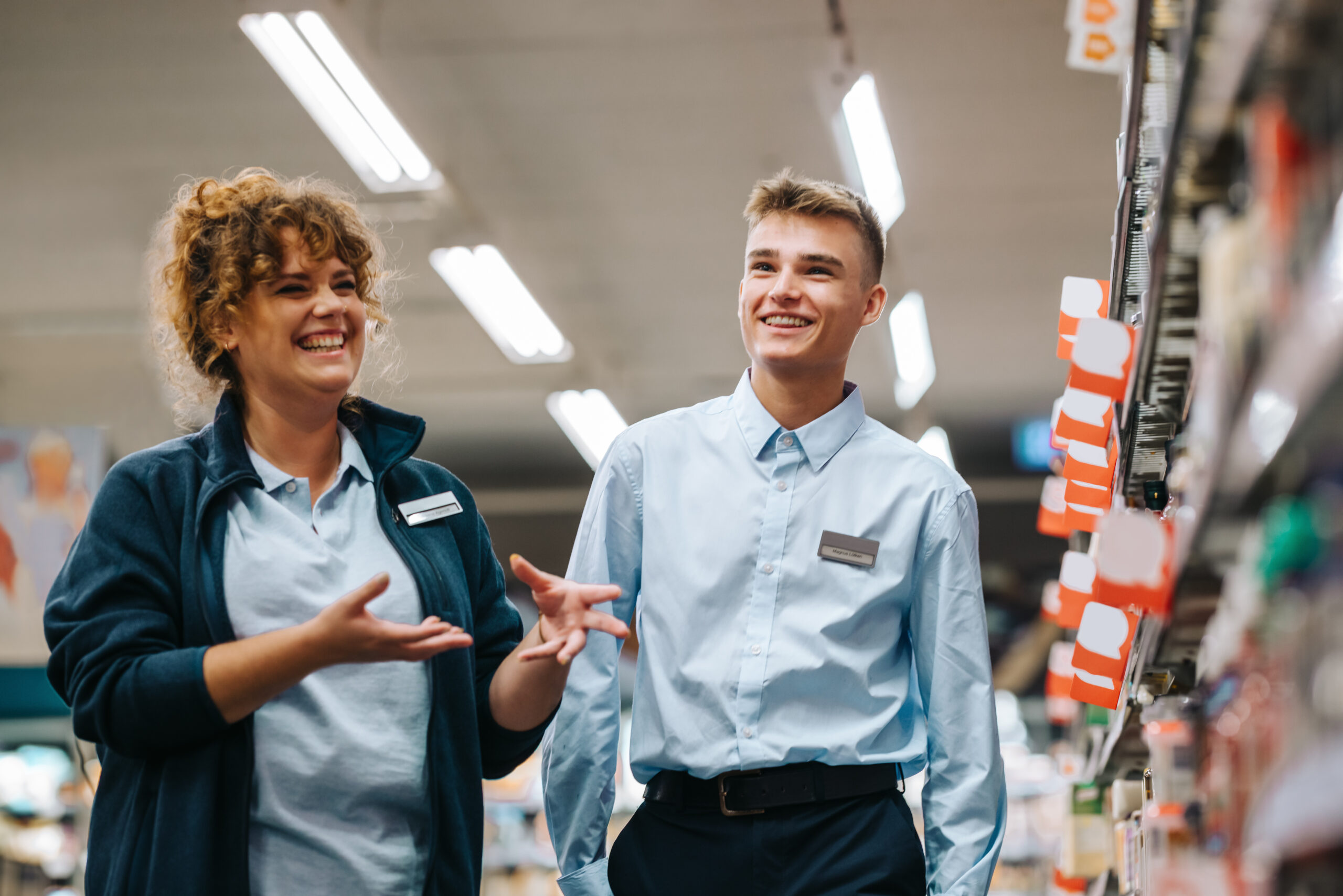 Ob in der Produktion, im Lager oder im Verkauf: Immer mehr Unternehmen setzen auf ein kurzes Probearbeiten, um Bewerber:innen besser kennenzulernen. Für dich als Bewerber:in ist das eine echte Chance – denn im Arbeitsalltag zeigt sich oft mehr als im Vorstellungsgespräch. Damit du beim Schnuppertag überzeugst, kommt es auf Vorbereitung, Auftreten und Offenheit an. Wir zeigen dir, worauf es ankommt.